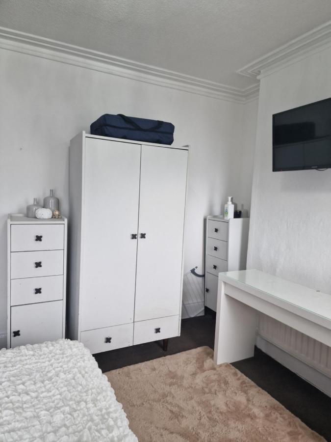 Double Rooms, Free Continental Breakfast, Pics And Full Address Sent After Booking, 2 Miles To City Centre Belfast Buitenkant foto